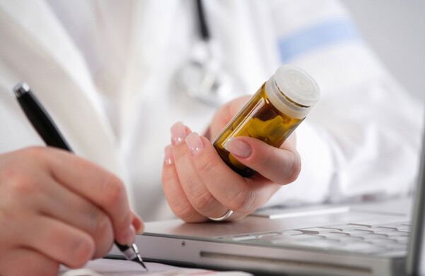 Doktor předepisuje lék na prostatitidu