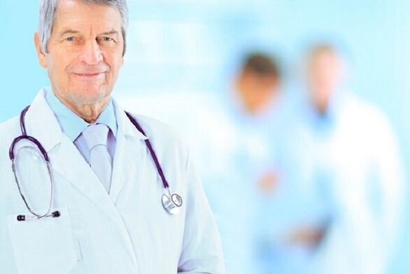 lékař léčící akutní prostatitidu